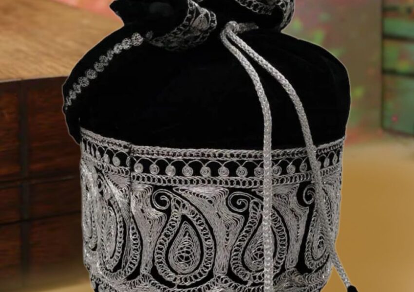 velvet-potli Black
