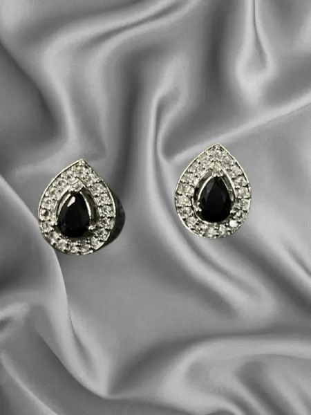 Ear Studs Black Pear