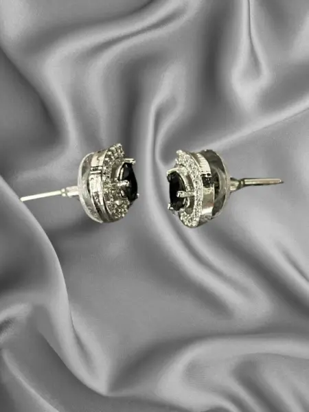 Ear Studs Black Pear